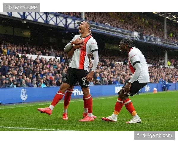 卢顿镇英超初露锋芒，迎战强敌引期待