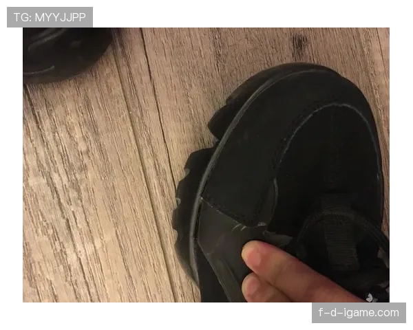 李月汝今天居然穿了百来块的淘宝鞋，跟她场上的霸气家完全不是一个人啊！