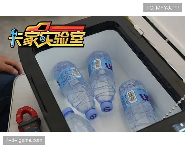 王昶家的冰箱里塞满了能量饮料，连矿泉水都得排队